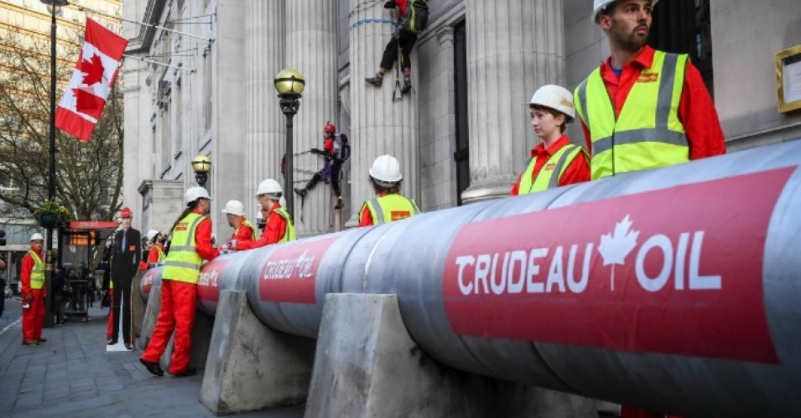 Oil pipeline protest greets PM Trudeau in London, photo © Chris J Ratcliffe / Greenpeace