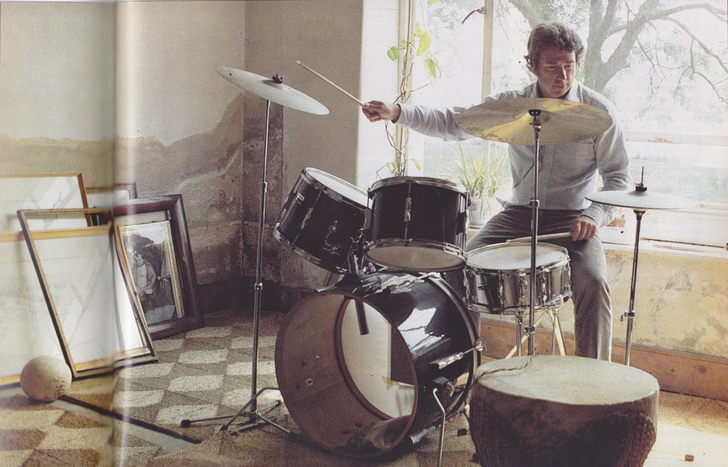 Ron Holland on drums at his home in County Cork 1982 | photo from the magazine L'anne Bateaux Italia October 1982